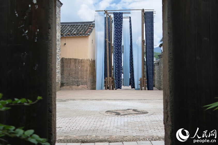 染物體験館で天日干しされている美しく染められた布。（撮影?李昌乾）