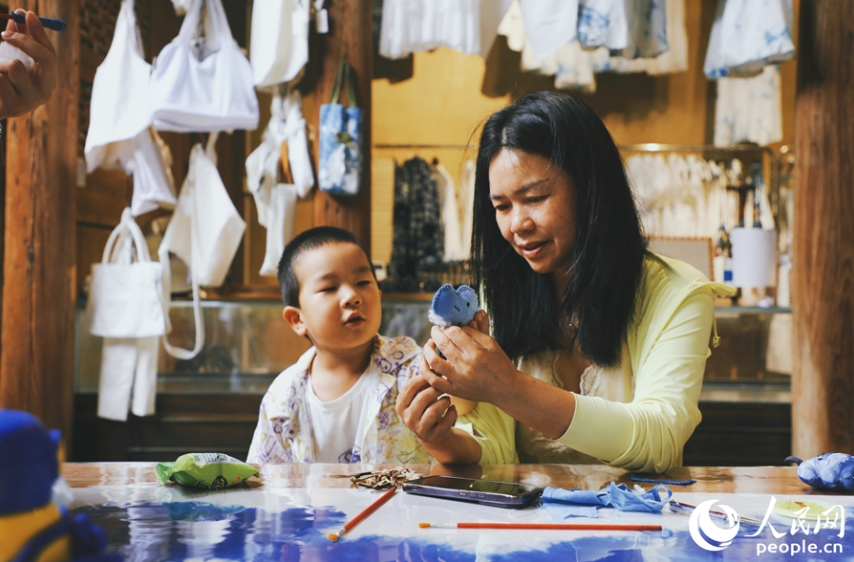 染物體験館で扎染（絞り染め）を體験する親子。（撮影?李唯一）