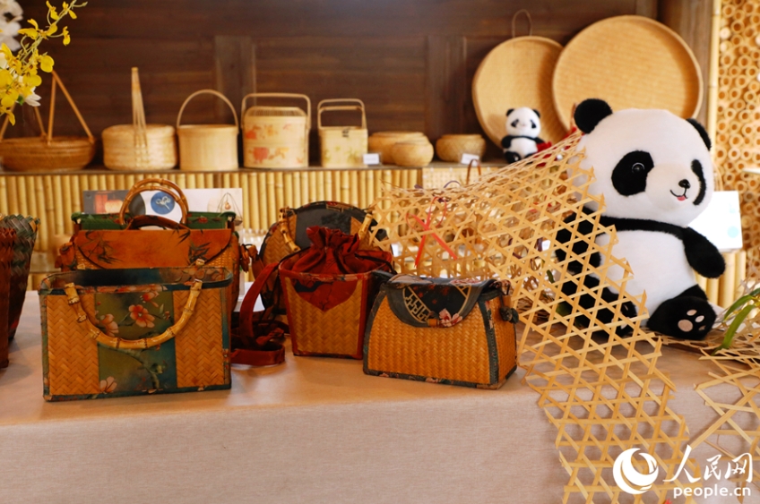 竹細(xì)工文化體験館に展示されている竹細(xì)工作品。（撮影?李唯一）