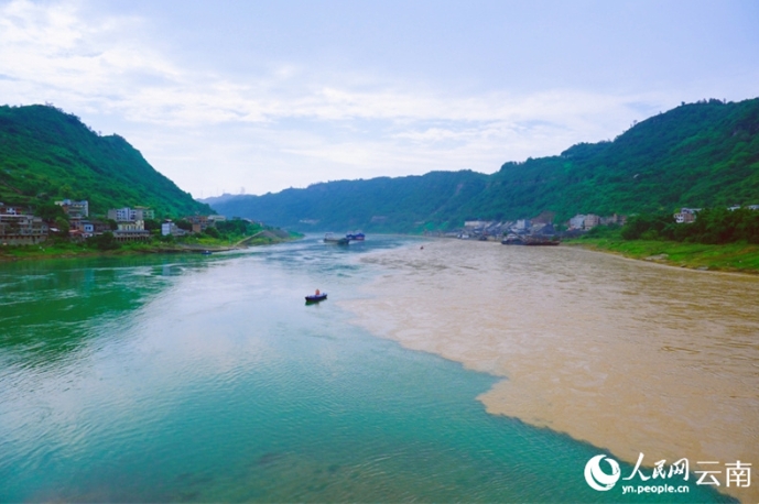 清流と濁流の「二色鍋」　雲(yún)南省を流れる金沙江と橫江の合流點