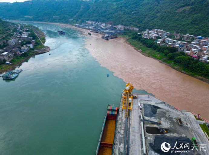 清流と濁流の「二色鍋」　雲(yún)南省を流れる金沙江と橫江の合流點