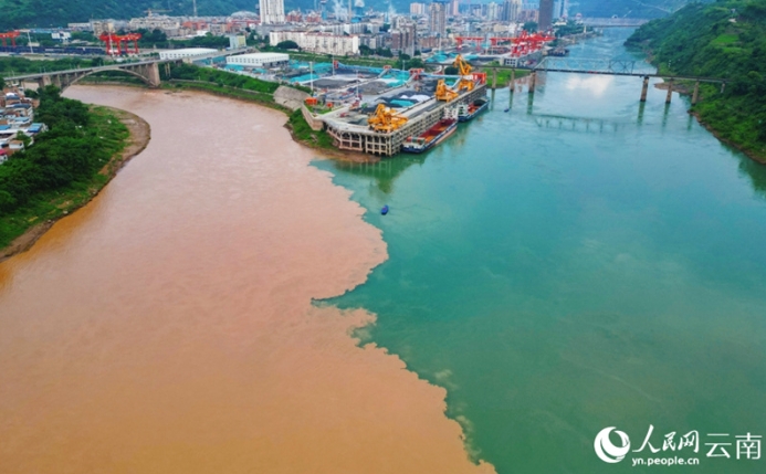 清流と濁流の「二色鍋」　雲(yún)南省を流れる金沙江と橫江の合流點(diǎn)