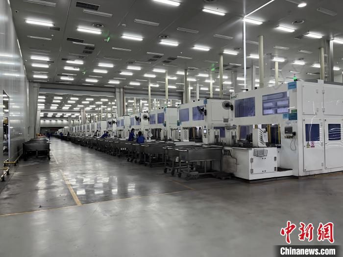 7月12日、インテリジェント設(shè)備による「ゼロカーボン」生産が行われている江西省上饒市に位置するジンコソーラースマート大工場。（撮影?李韻涵）