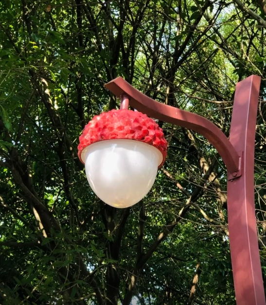 【音聲ニュース】街路燈がフルーツに「コスプレ」しちゃった？