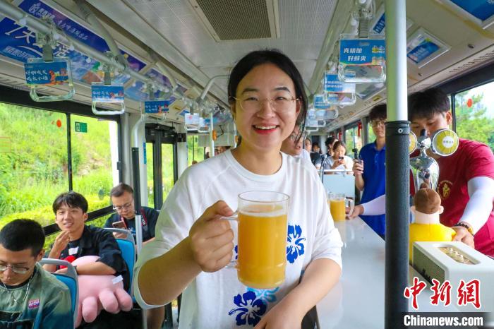 青島に「ほろ酔いバス」登場、文化観光消費の新シーンを開拓　山東省