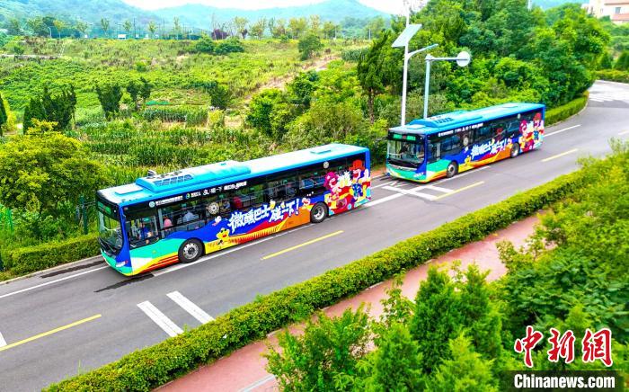 青島に「ほろ酔いバス」登場(chǎng)、文化観光消費(fèi)の新シーンを開(kāi)拓　山東省