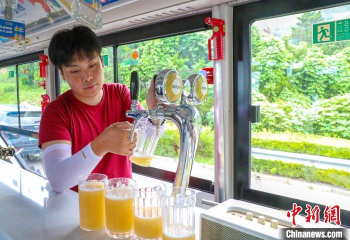 青島に「ほろ酔いバス」登場(chǎng)、文化観光消費(fèi)の新シーンを開(kāi)拓　山東省