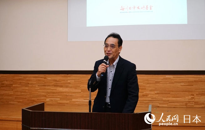 挨拶する日本?國(guó)際交流基金日本語(yǔ)國(guó)際センターの佐藤郡衛(wèi)所長(zhǎng)（撮影?蔣暁辰）