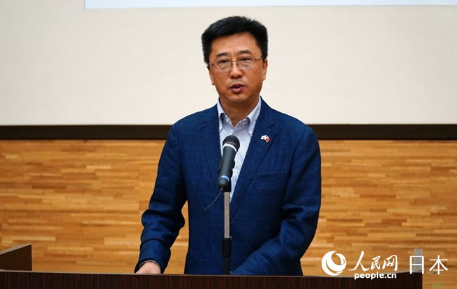 挨拶する中國(guó)教育國(guó)際交流協(xié)會(huì)國(guó)際合作部の印凱氏（撮影?蔣暁辰）