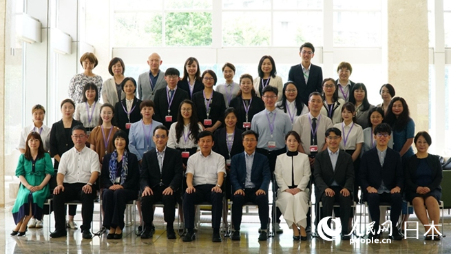 研修參加者と來(lái)賓との集合寫真（撮影?蔣暁辰）