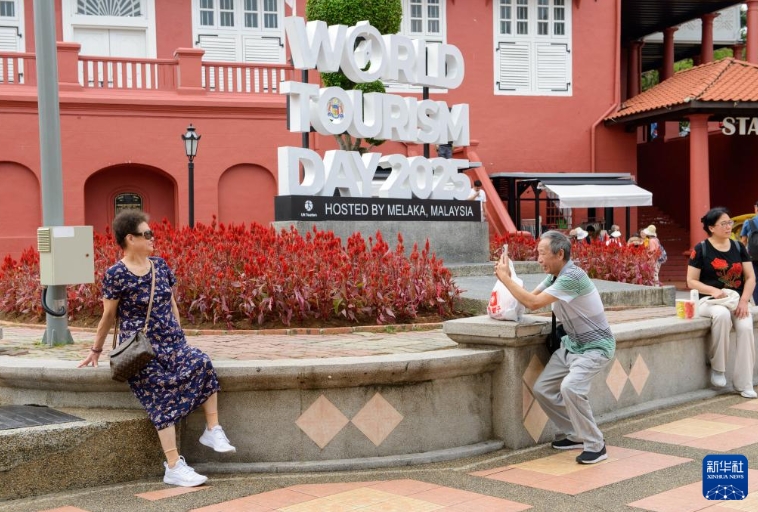 資料寫真：?マレーシアのマラッカ観光地で寫真を撮る中國人観光客。