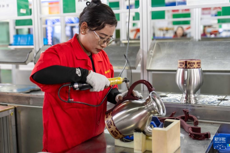 高地向け調(diào)理器具が住民の幸福感アップに貢獻(xiàn)　西蔵