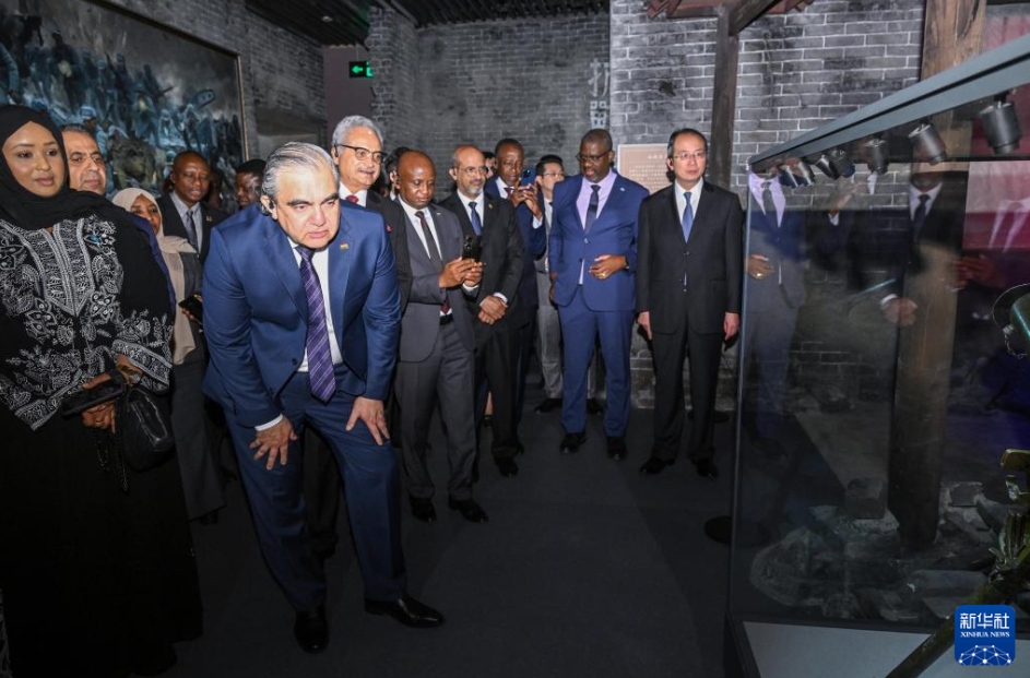 駐中國外交官が「中國人民抗日戦爭ならびに世界反ファシズム戦爭勝利80周年」テーマ展參観