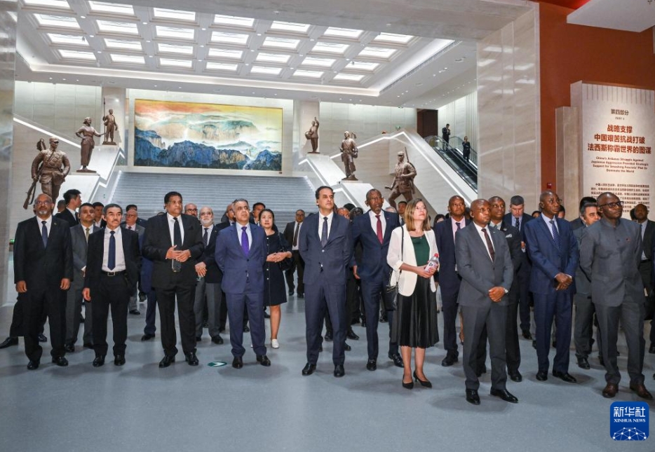 駐中國外交官が「中國人民抗日戦爭ならびに世界反ファシズム戦爭勝利80周年」テーマ展參観