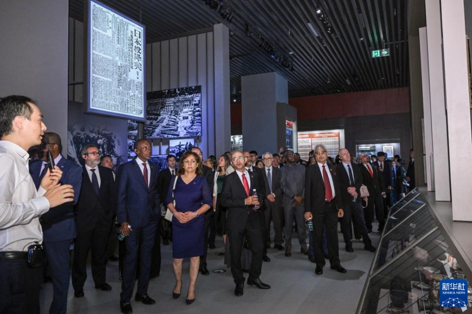 駐中國外交官が「中國人民抗日戦爭ならびに世界反ファシズム戦爭勝利80周年」テーマ展參観