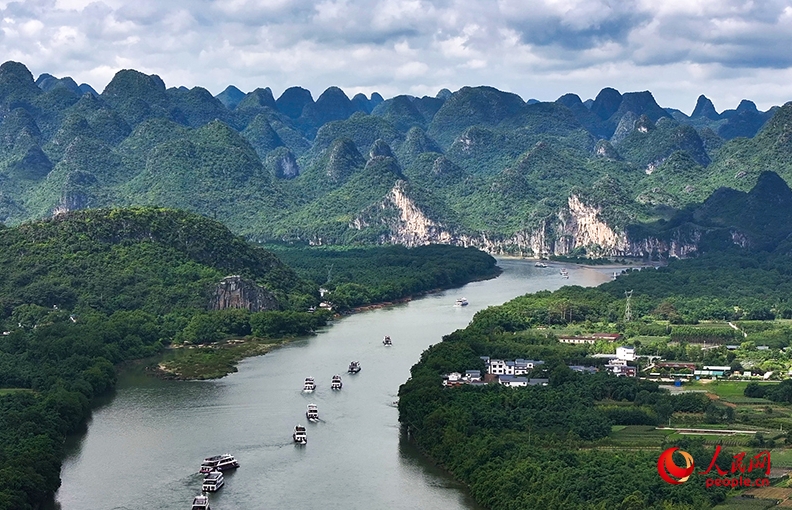 漓江の山と緑の間を航行する遊覧船。（撮影?雷琦竣）