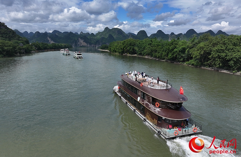 船に乗って素晴らしい景色を楽しむ観光客。（撮影?雷琦竣）