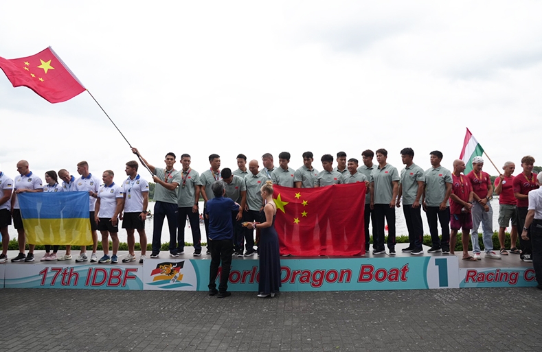 広西のドラゴンボートチームが初めて世界チャンピオンに！