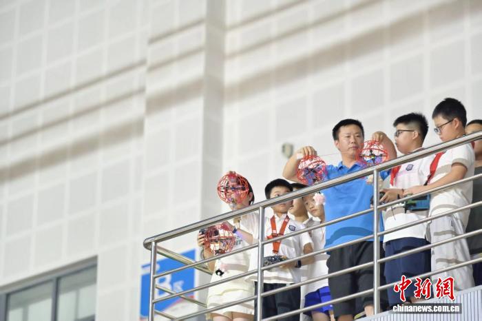 ドローンを操作する印通小學(xué)校の教員と児童。畫像提供：秀洲區(qū)メディアセンター