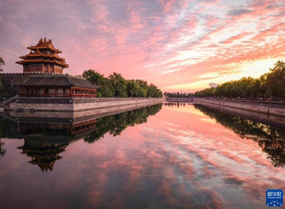 雨上がりの故宮?角樓を染める夕焼け　北京