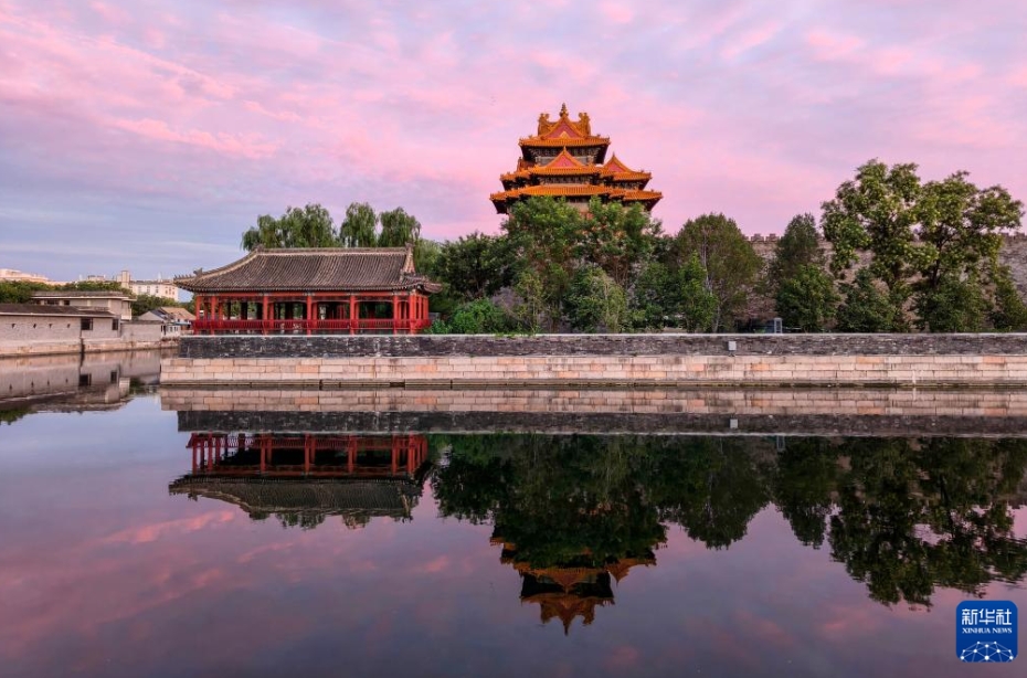 雨上がりの故宮?角樓を染める夕焼け　北京