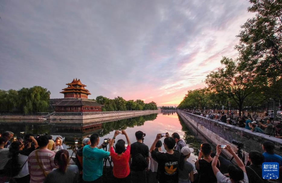 雨上がりの故宮?角樓を染める夕焼け　北京
