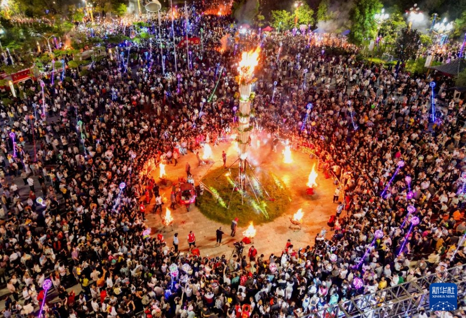 雲(yún)南省各地でたいまつ祭りが盛大に開(kāi)催