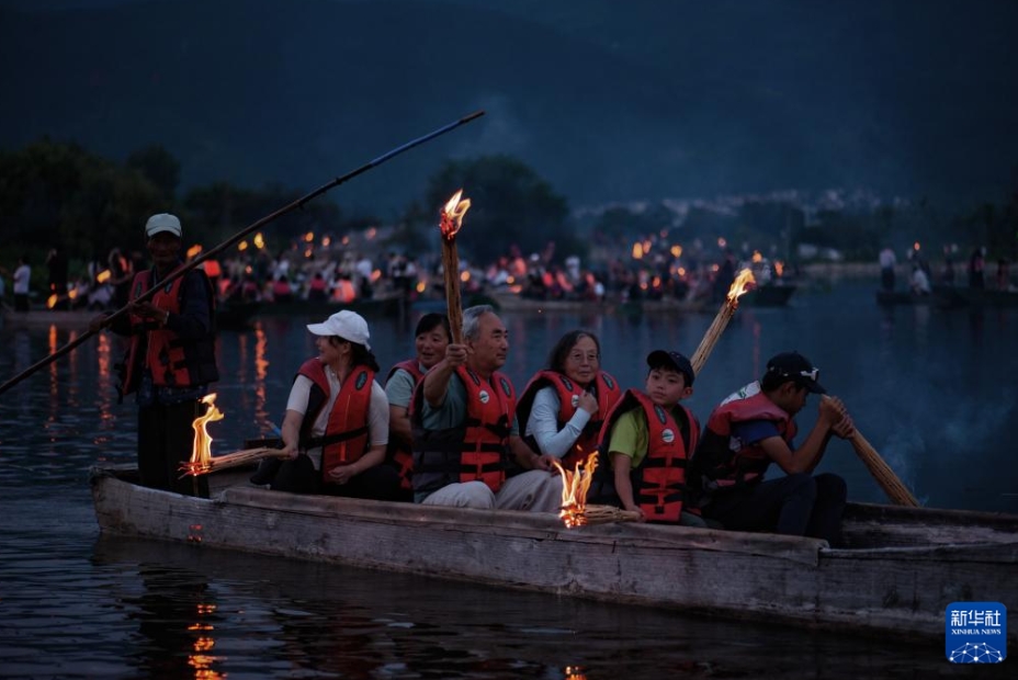 雲(yún)南省各地でたいまつ祭りが盛大に開催