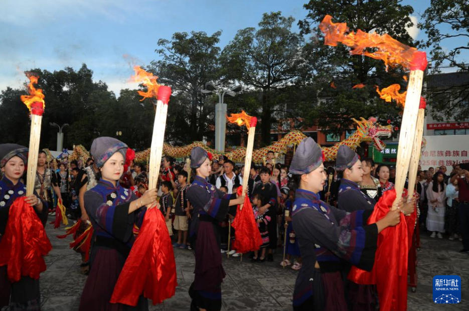 雲(yún)南省各地でたいまつ祭りが盛大に開催