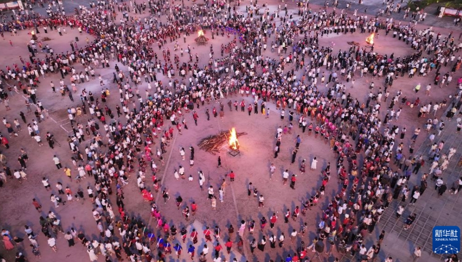 雲(yún)南省各地でたいまつ祭りが盛大に開催
