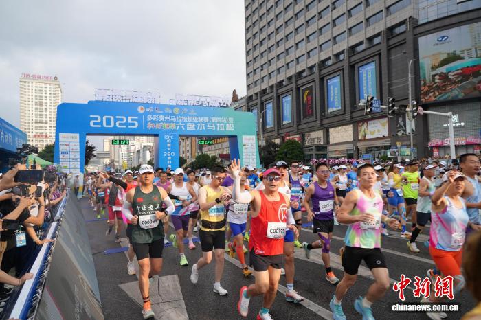 スタートを切ったランナーたち（撮影?蒲文思）