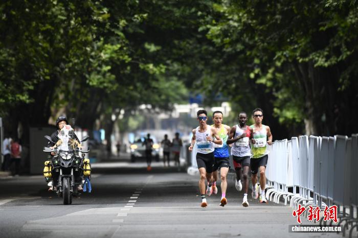 デッドヒートを繰り広げるランナー。（撮影?姚詠）