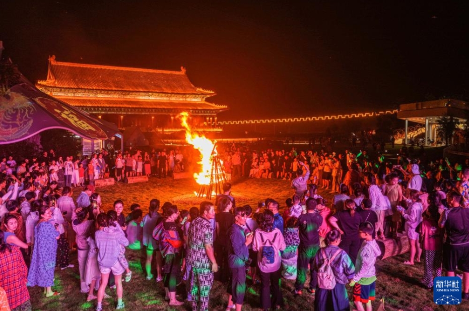 山東省栄成市の成山頭福如東海景勝區(qū)で、キャンプファイヤーイベントに參加する観光客（7月20日撮影?李信君）