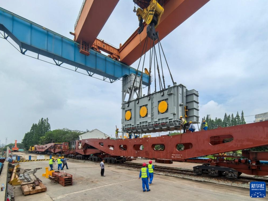 長江デルタ鉄道初の超大型変圧器輸送専用列車が出発