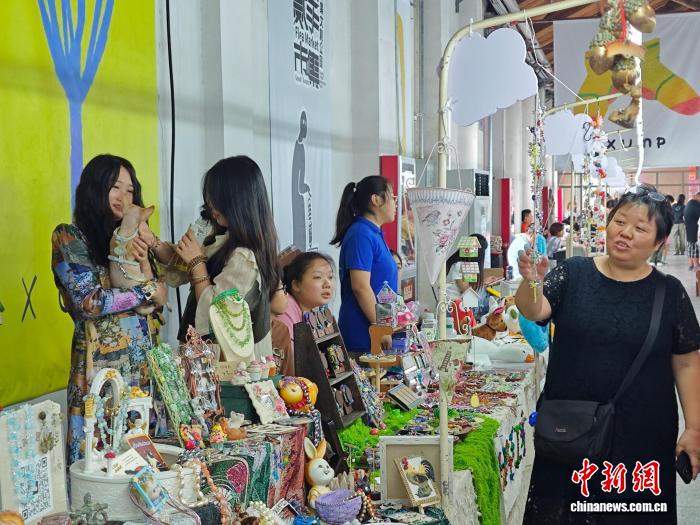 西安舊市街で行われた中古品フリーマーケット（撮影?黨田野）