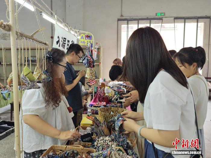 舊市街で行われたフリマが都市の若者に人気　 陝西省西安