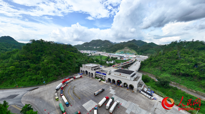 憑祥市友誼関スマート通関地で次々と出入國(guó)する車両。撮影?雷琦竣