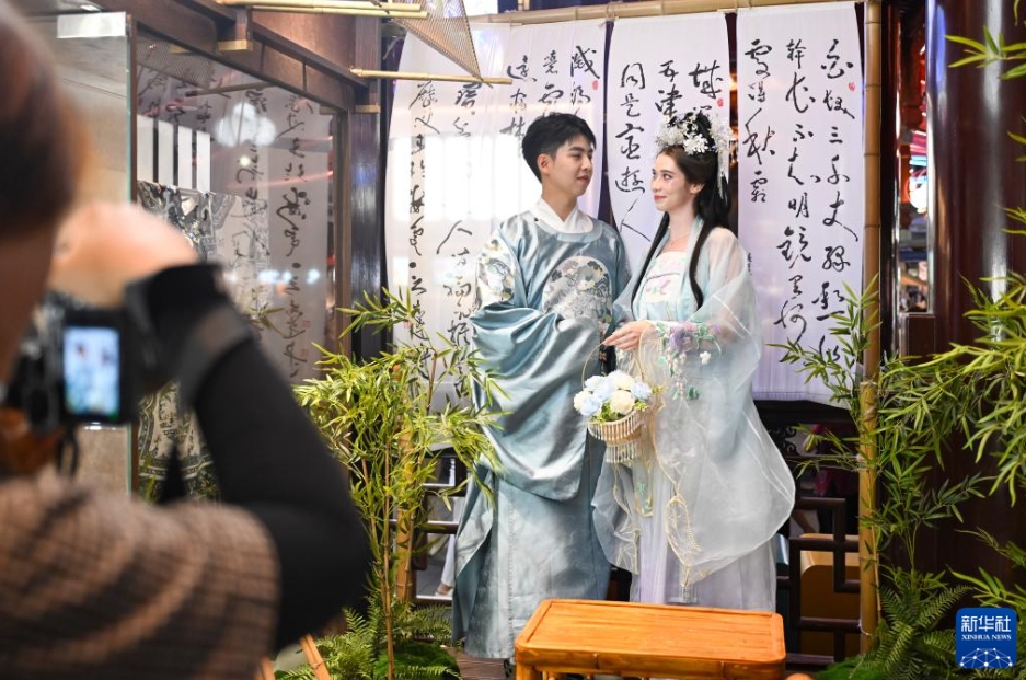 上海の商業(yè)エリア?豫園商城で漢服を著て寫真を撮影するオーストリア人女性。（7月21日撮影?陳浩明）