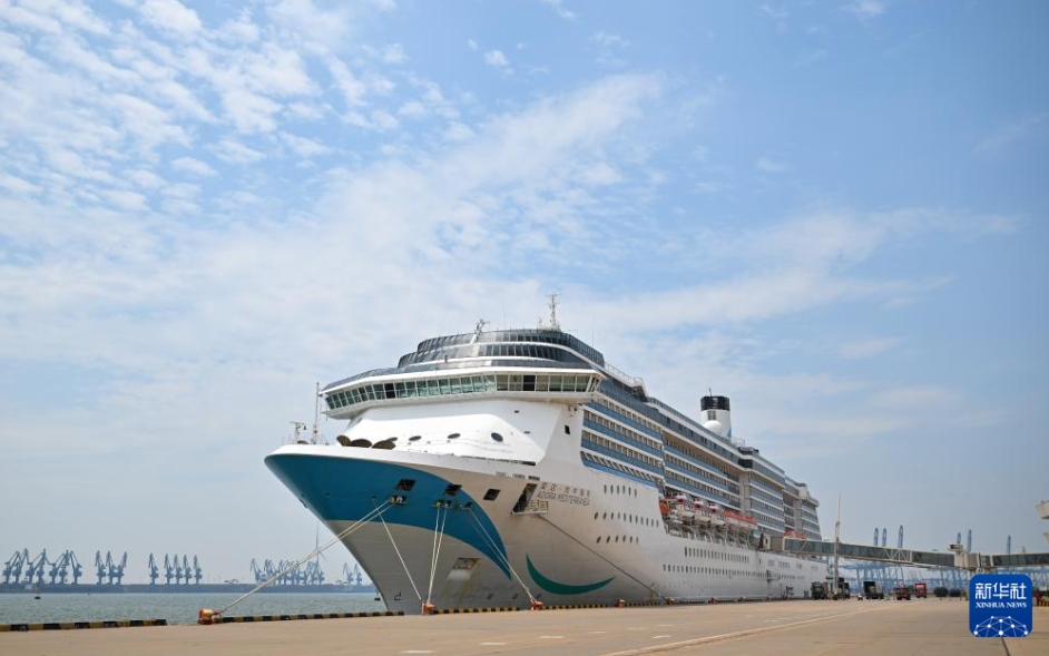 天津國(guó)際クルーズ母港に停泊している國(guó)際大型クルーズ船「愛達(dá)?地中海號(hào)（アドラ?メディテラニア）」（7月23日撮影?孫凡越）
