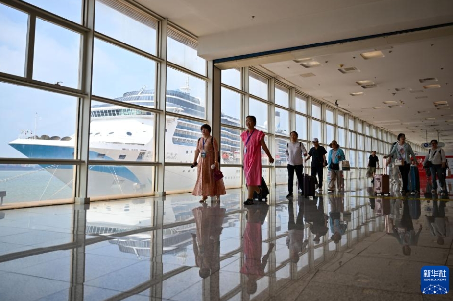 夏のクルーズ旅行客で賑わう天津