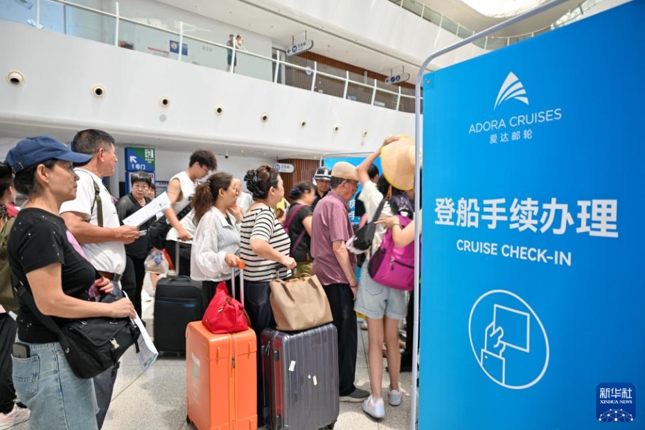 夏のクルーズ旅行客で賑わう天津