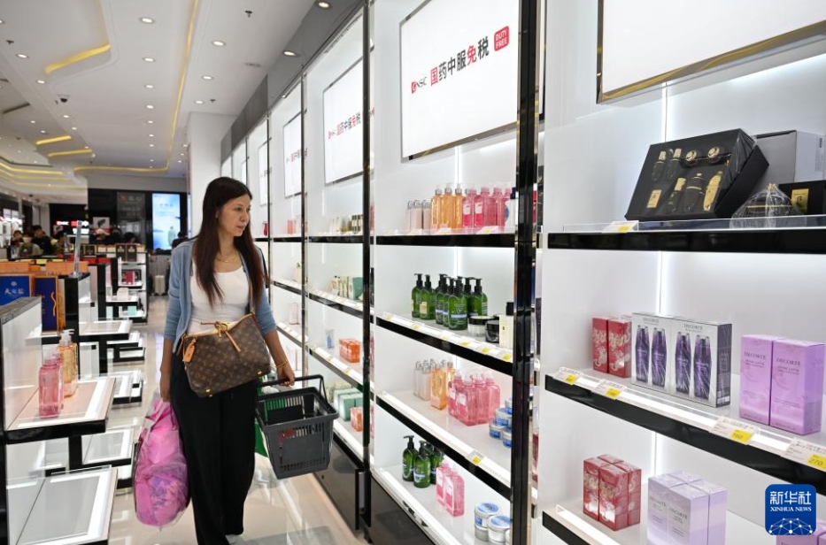 夏のクルーズ旅行客で賑わう天津