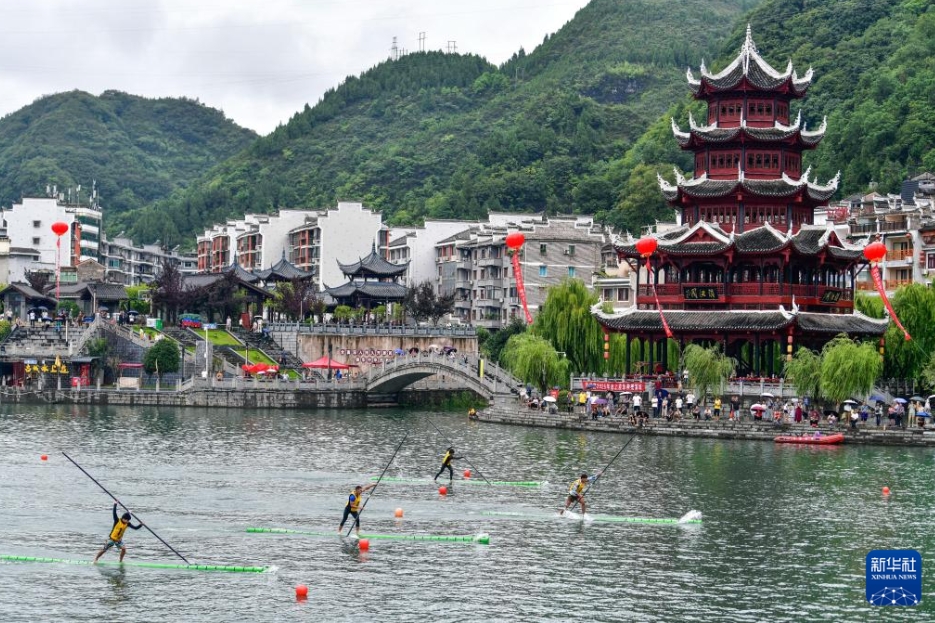 貴州省黔東南苗族侗族自治州鎮(zhèn)遠(yuǎn)県の?陽河で行われた獨(dú)竹漂大會(huì)に參加した選手たち（7月23日撮影?楊文斌）