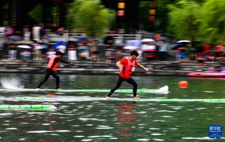 1本の竹の上に立って川を進(jìn)む「獨(dú)竹漂」の熱戦　貴州省?鎮(zhèn)遠(yuǎn)古城