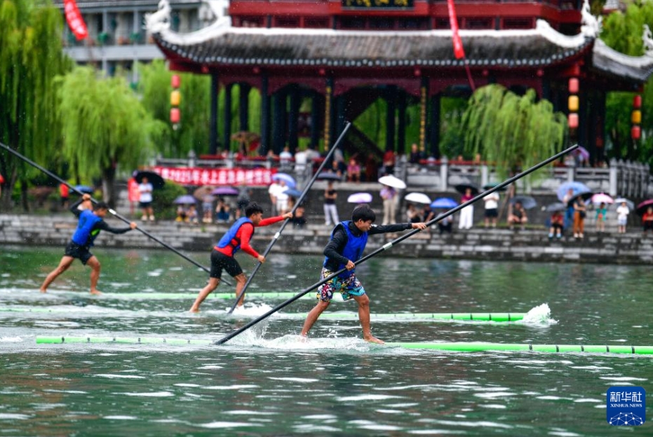 1本の竹の上に立って川を進む「獨竹漂」の熱戦　貴州省?鎮(zhèn)遠古城