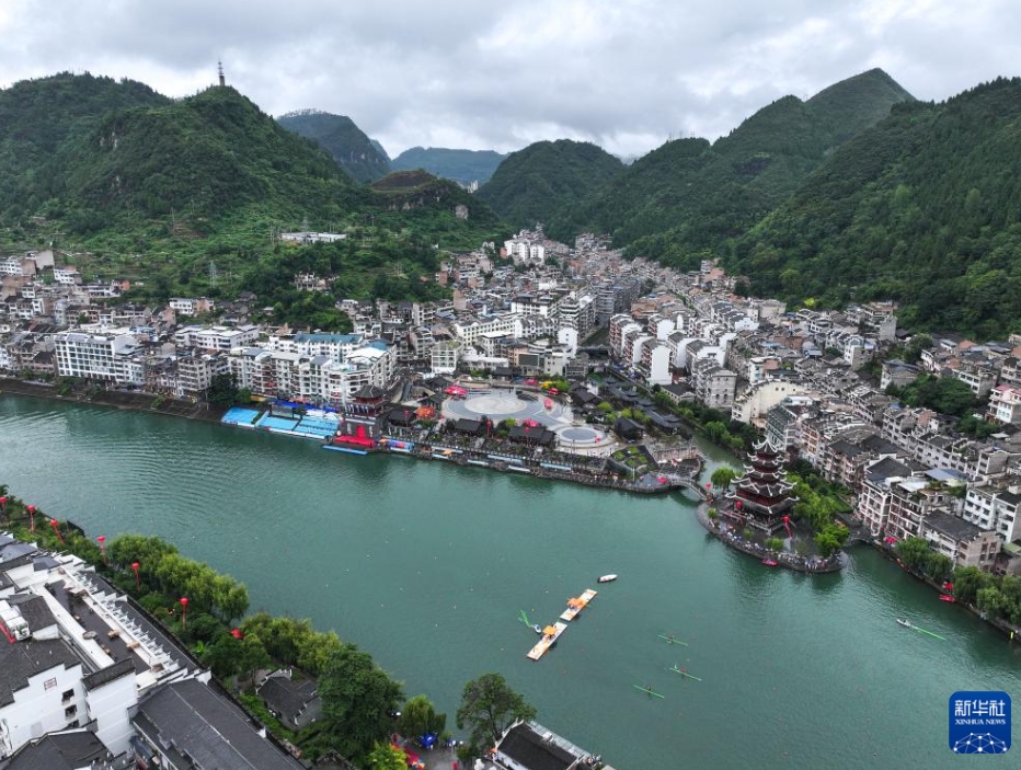 1本の竹の上に立って川を進む「獨竹漂」の熱戦　貴州省?鎮(zhèn)遠古城