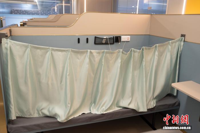 今回改裝された乗客休憩室內(nèi)の一人用寢臺(tái)を模したベッド（7月22日撮影?王逸飛）