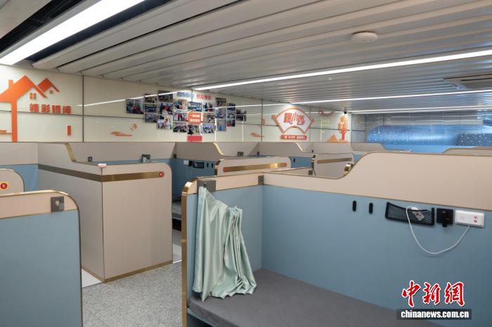 杭州西駅、乗客休憩室を?qū)嬇_(tái)列車風(fēng)に改裝　浙江省