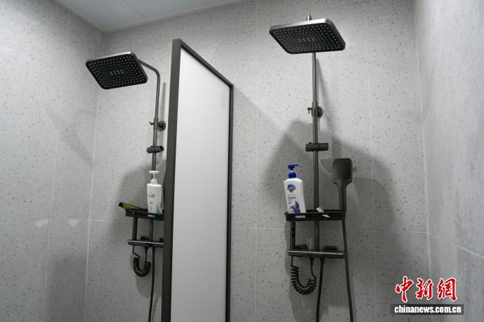 杭州西駅、乗客休憩室を?qū)嬇_列車風(fēng)に改裝　浙江省