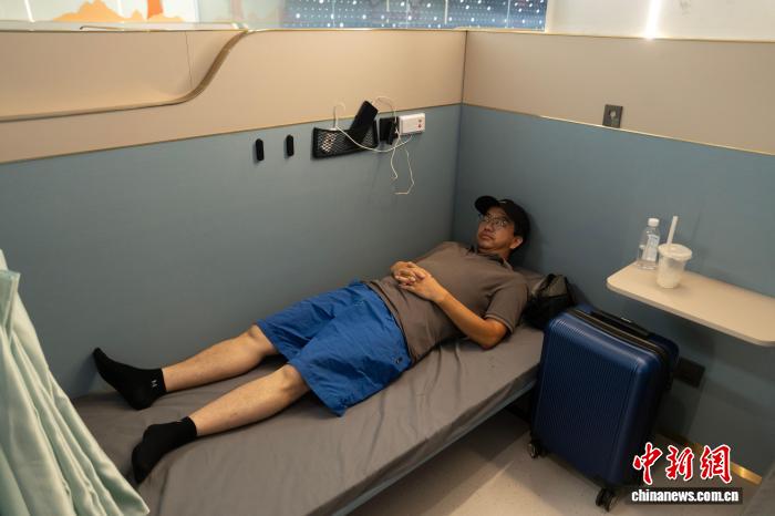 杭州西駅、乗客休憩室を?qū)嬇_列車風に改裝　浙江省